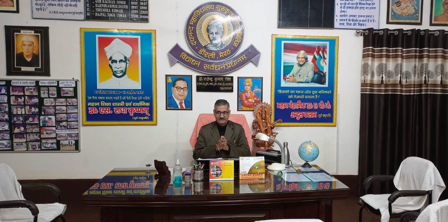 डॉ. राजेन्द्र कुमार सिंह अपने कार्यालय में